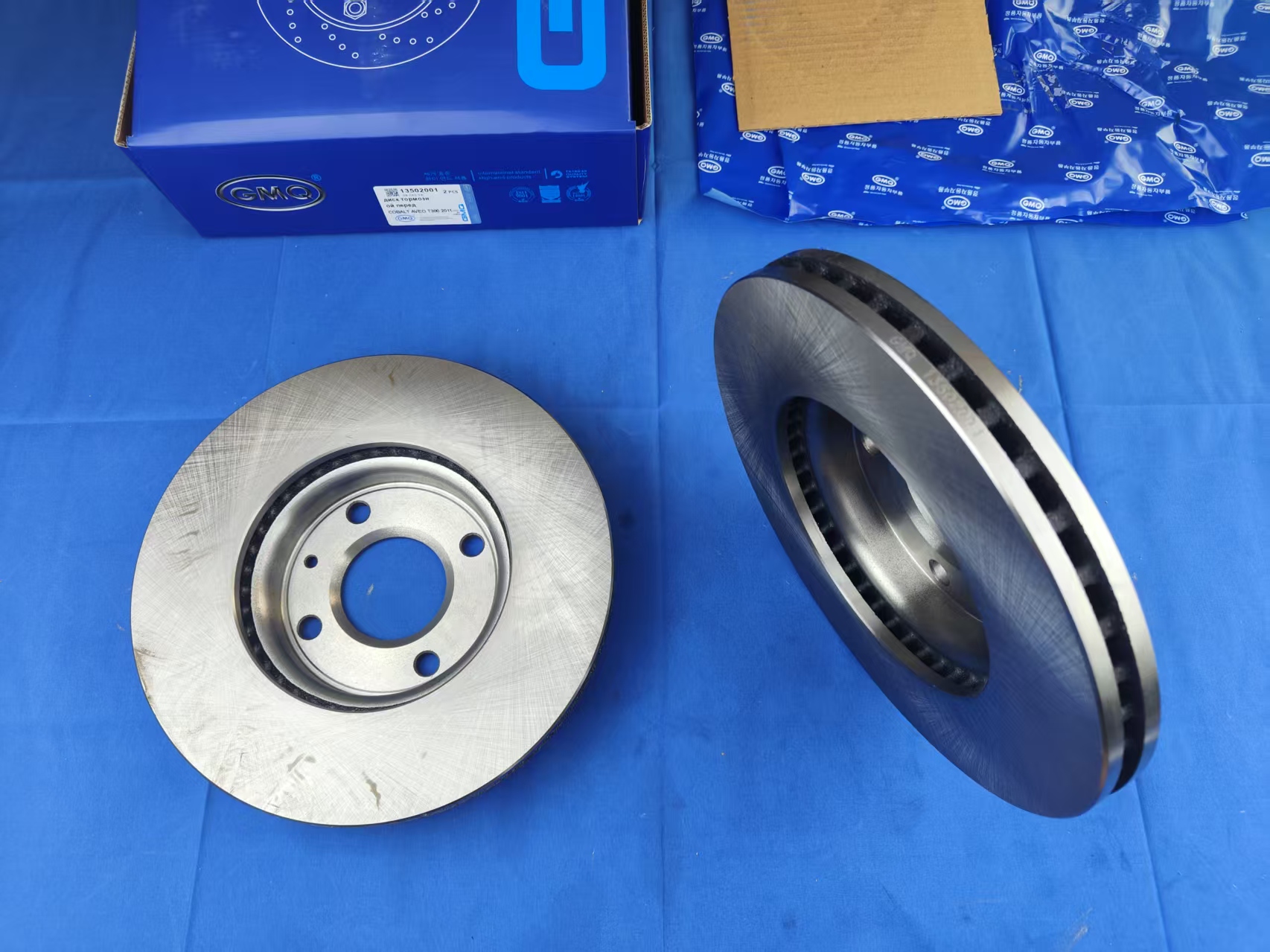 GMQ Brake Disc OEM 13502001 - 45 degree side view showing vented disc construction and GMQ packaging