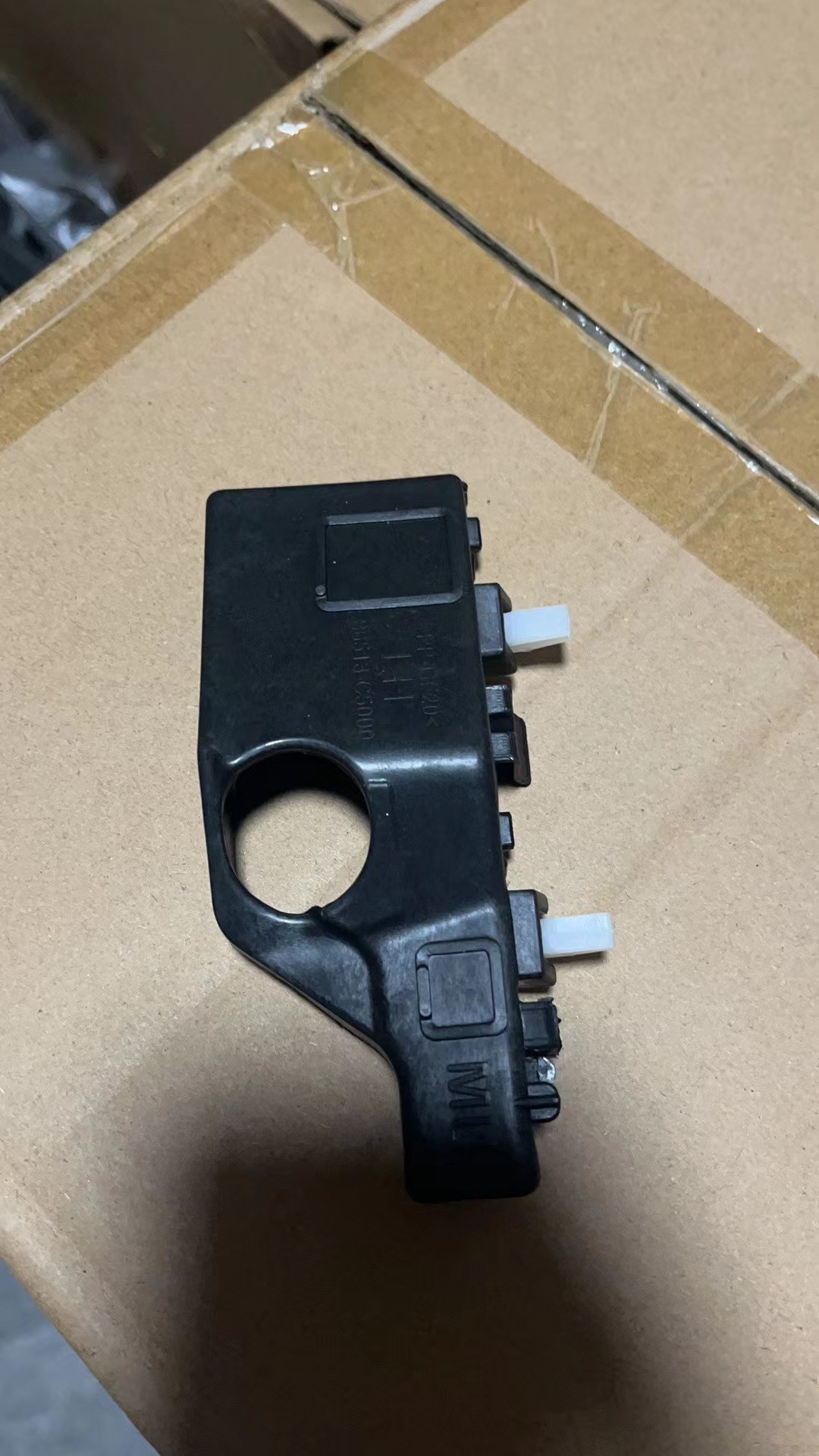 GMQ Auto Parts 86513-4-C5000 Bumper Reinforcement Auto Spare Parts for Hyundai Kia 2018 SORENTO HEAD LAMP BRACKET