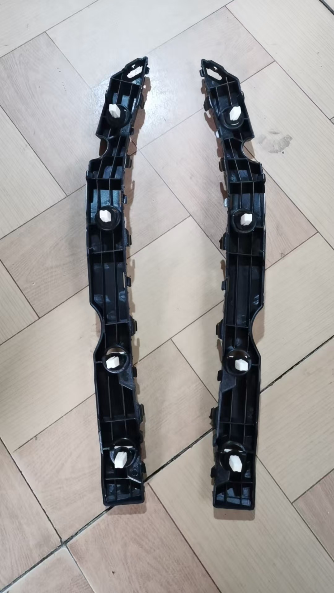 GMQ Auto Parts 86581-82-1W700 Bumper Reinforcement Auto Spare Parts for Hyundai Kia 2012 RIO REAR BUMPER BRACKET