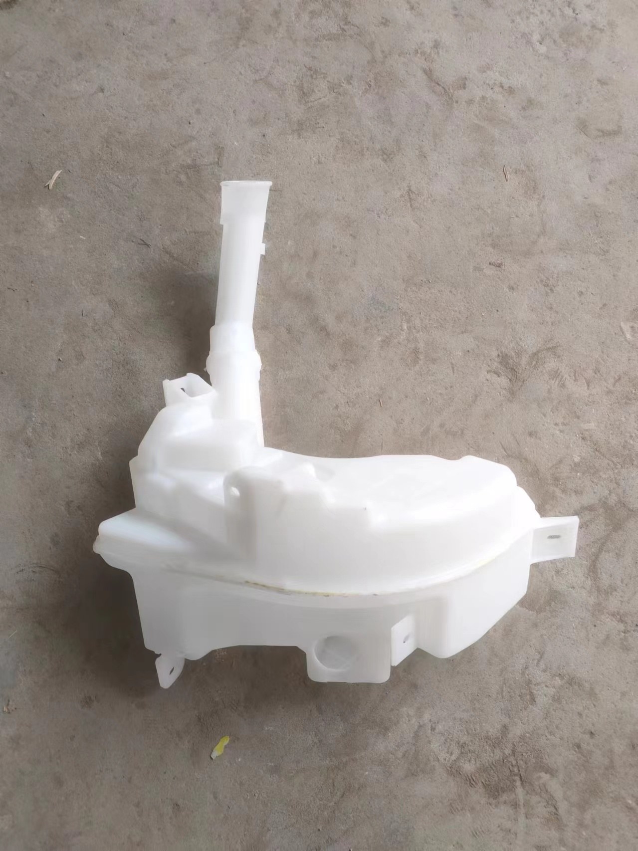 GMQ Auto Parts BP4L67481B Bumper Reinforcement Auto Spare Parts for Hyundai Kia MAZDA3/A5 WATER POT