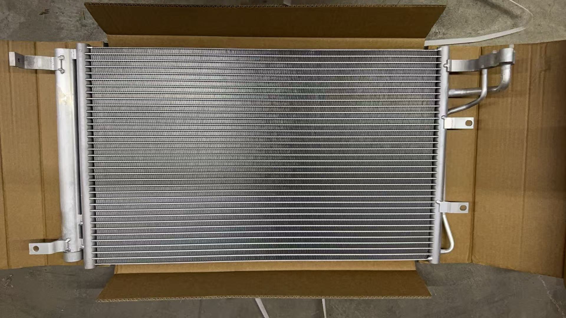 GMQ Auto Parts AC Condenser Auto Spare Parts for Hyundai Kia